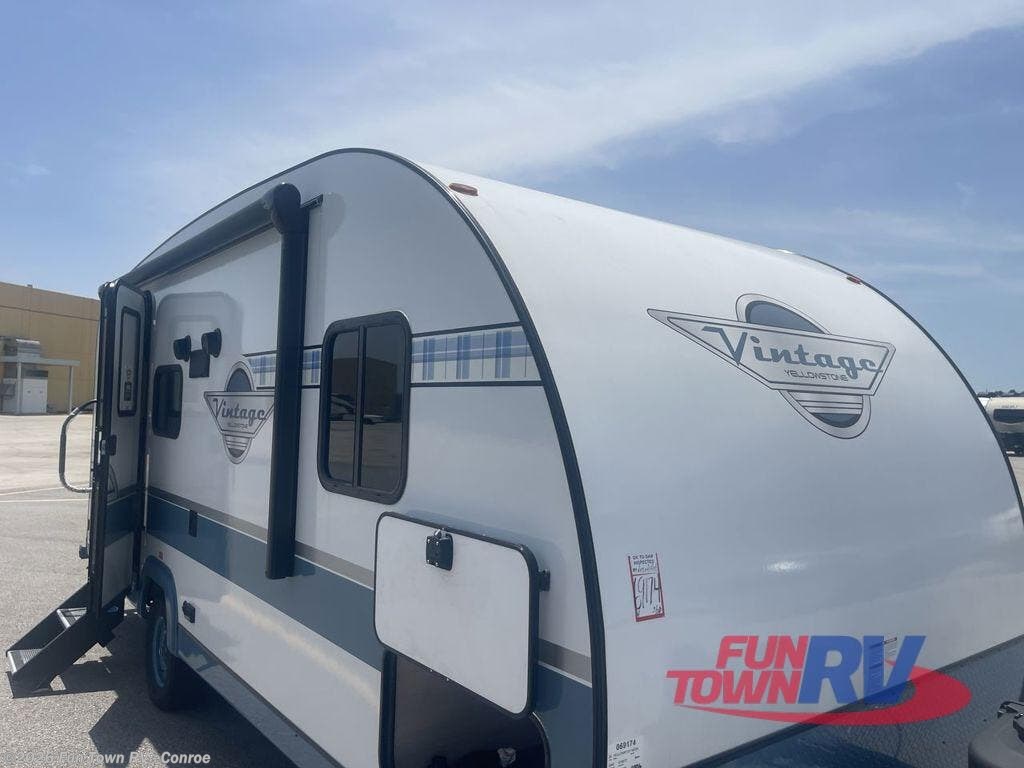 2025 Yellowstone Cruiser 19CSK by Gulf Stream from Fun Town RV - Conroe in Conroe, Texas
