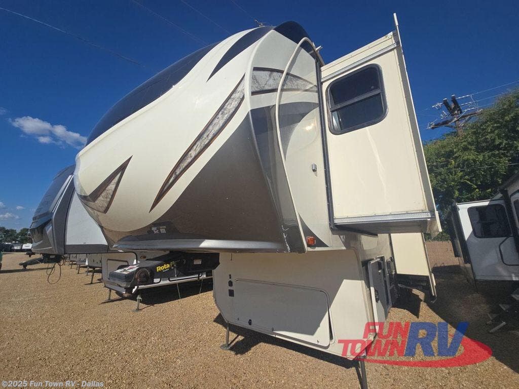 2018 Solitude 374TH by Grand Design from Fun Town RV - Dallas in Rockwall, Texas