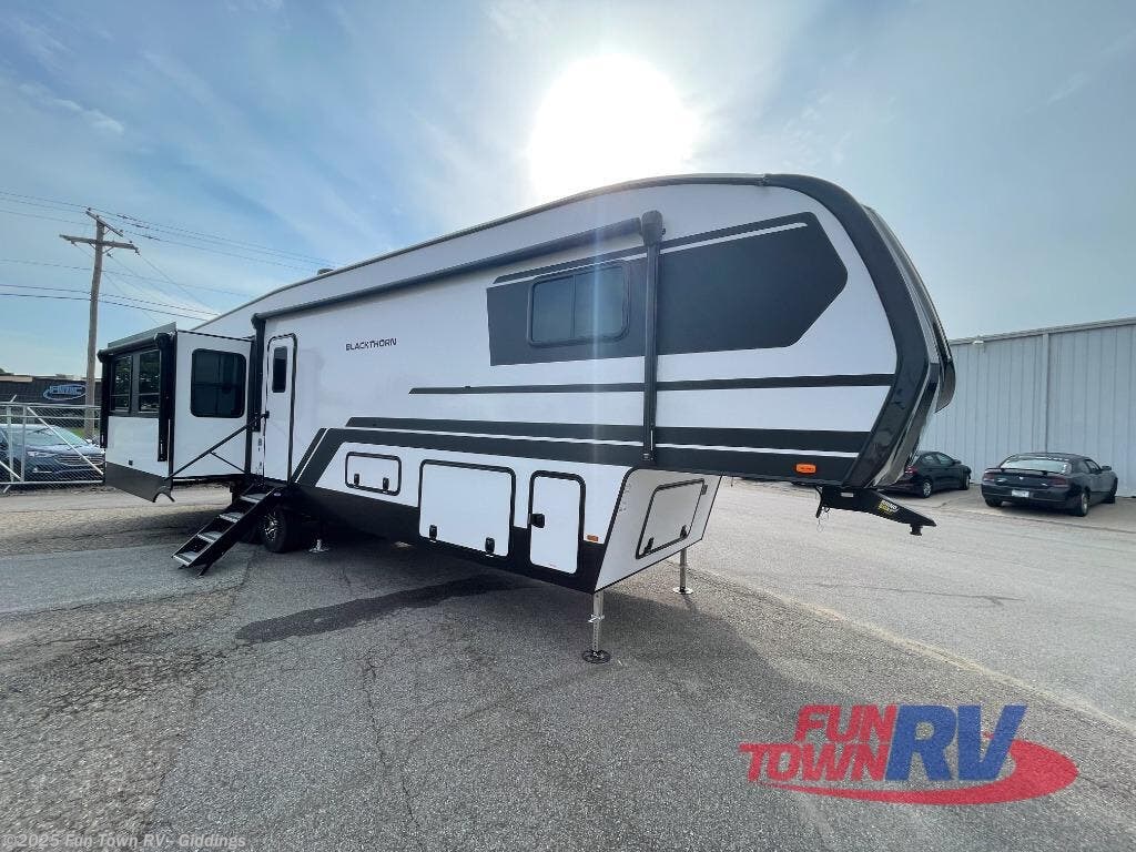 2024 East to West Blackthorn 3800MB RV for Sale in Giddings, TX 78942