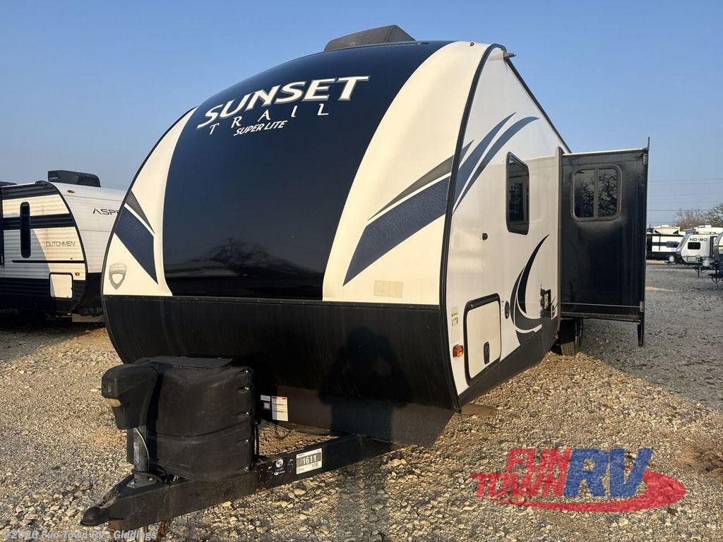 2018 CrossRoads Sunset Trail Super Lite 331BH - Used Fifth Wheel For Sale by Fun Town RV - Giddings in Giddings, Texas