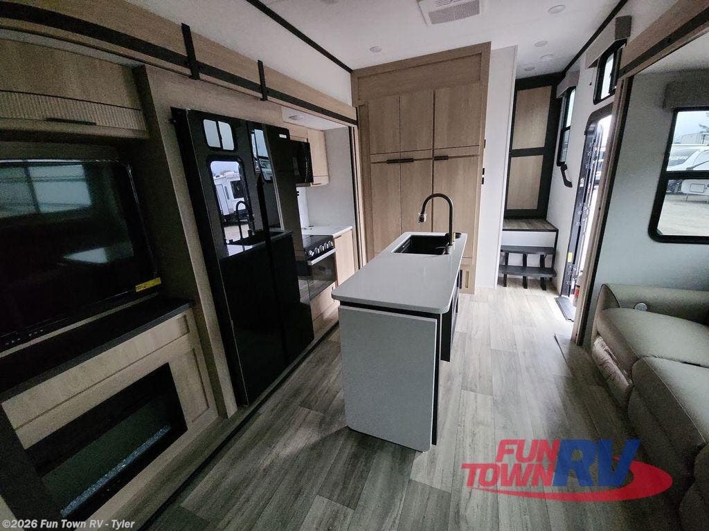 New 2025 CrossRoads Cruiser 37LF available in Mineola, Texas