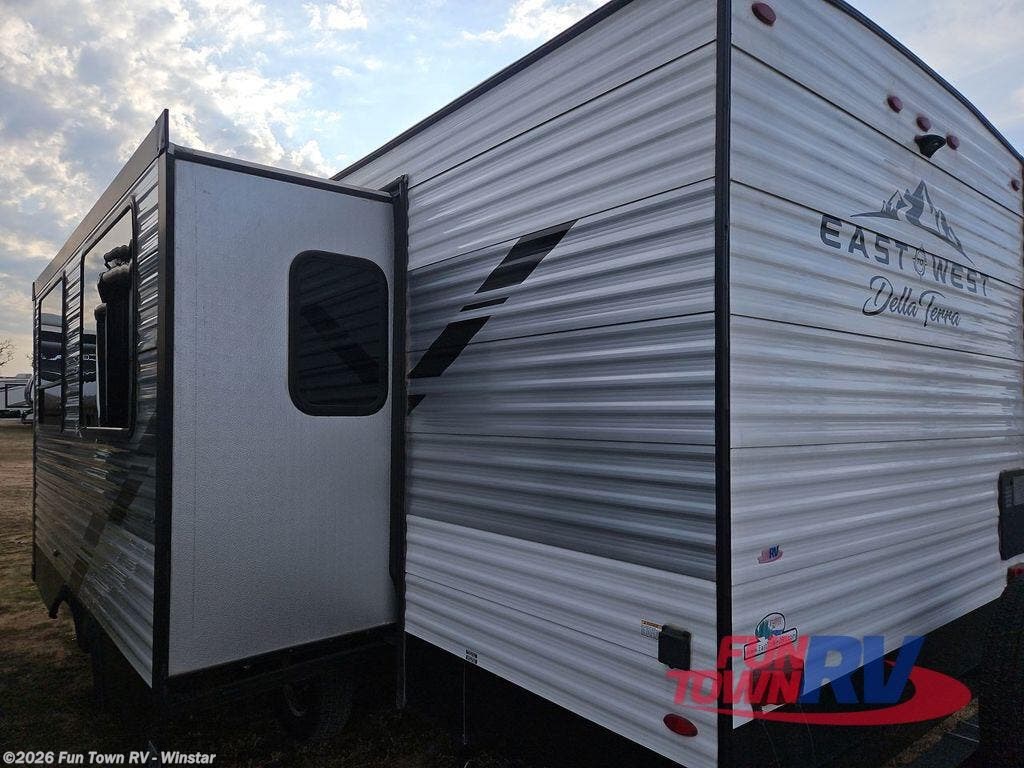 Used 2022 East to West Della Terra 261RB available in Thackerville, Oklahoma
