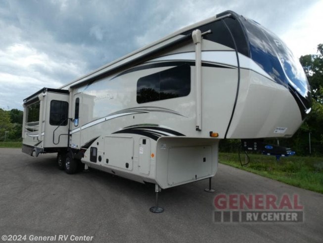 New 2022 Jayco Pinnacle 36SSWS available in Clarkston, Michigan