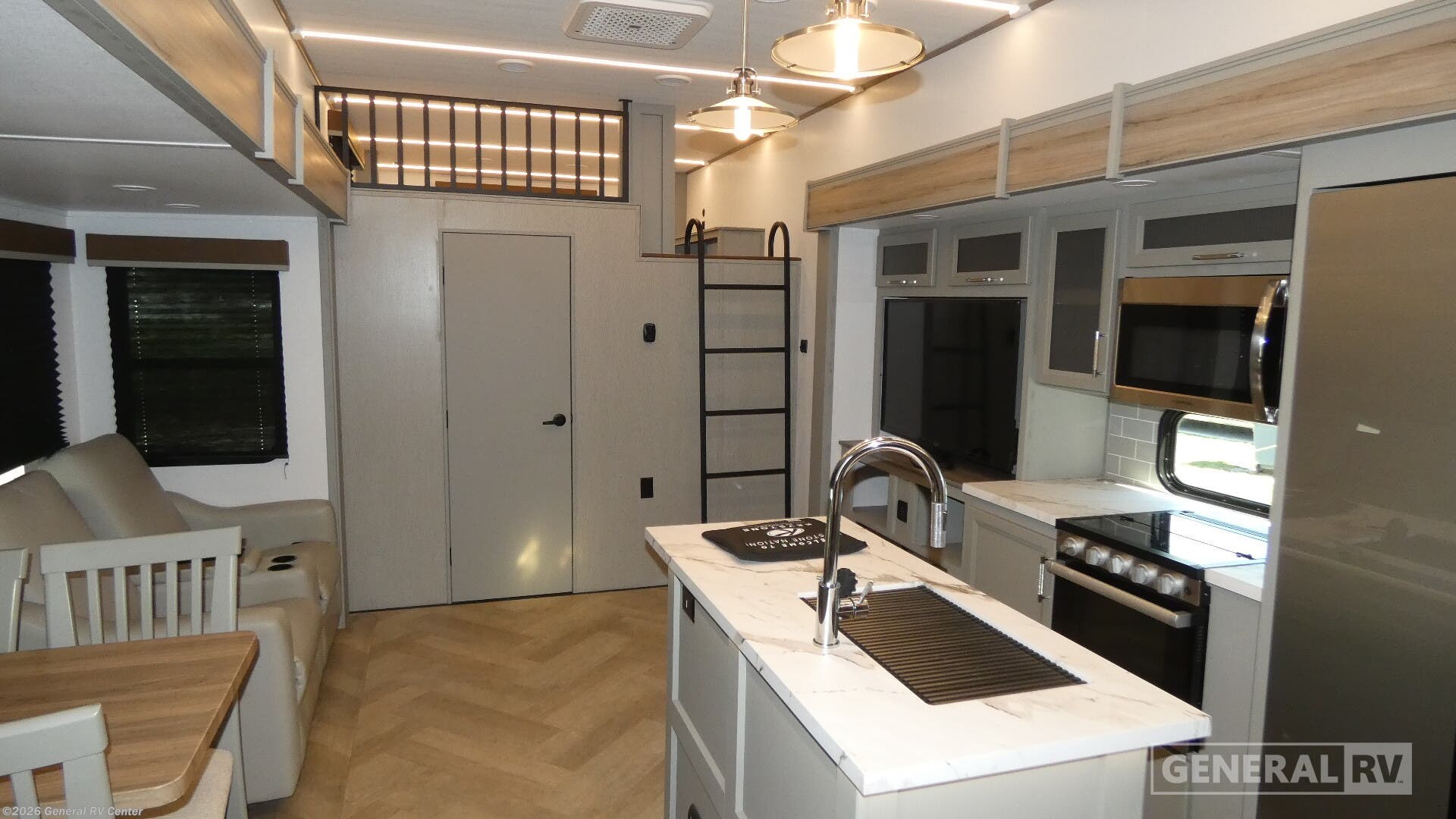 2025 Keystone Sprinter 3920DSL - Used Fifth Wheel For Sale by General RV Center in Clarkston, Michigan