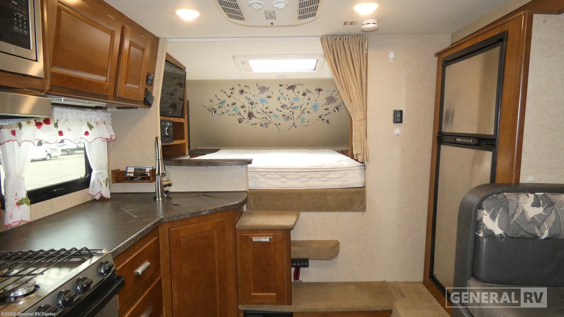 Used 2019 Lance 995 available in Clarkston, Michigan