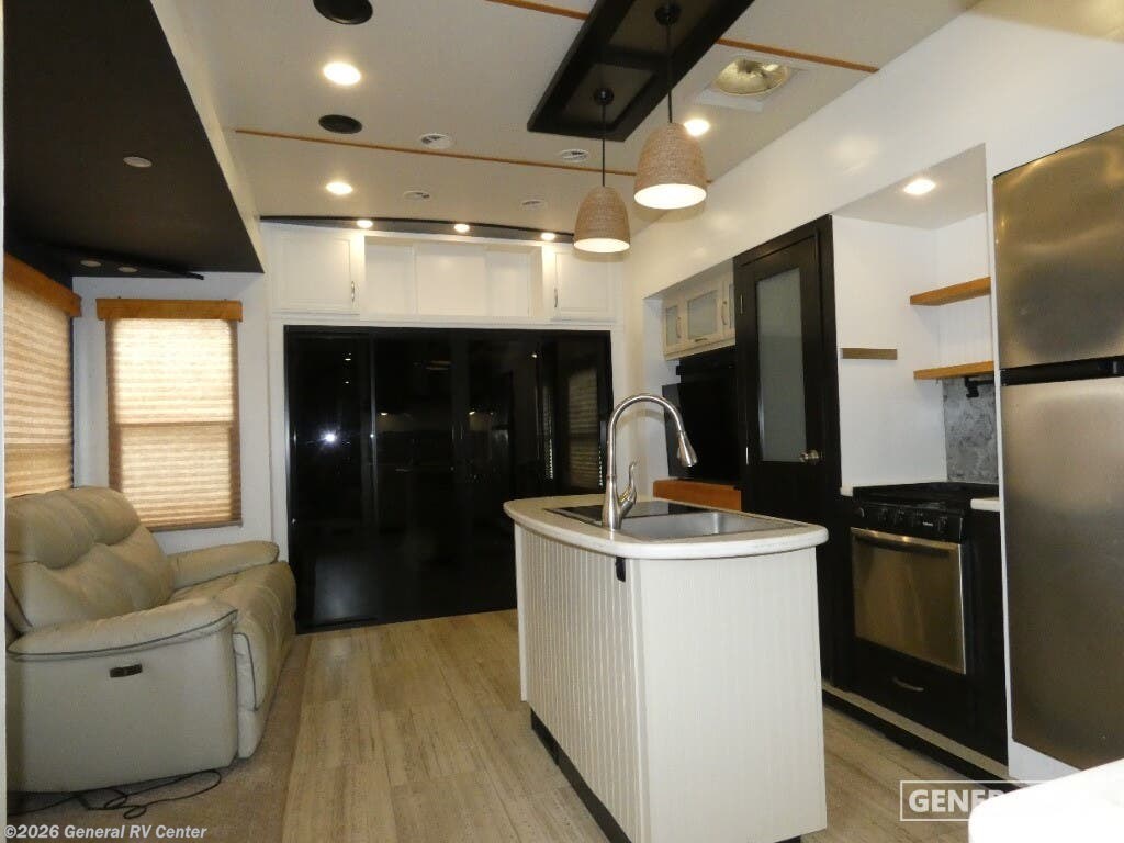 2016 Grand Design Momentum 380TH - Used Fifth Wheel For Sale by General RV Center in Ocala, Florida