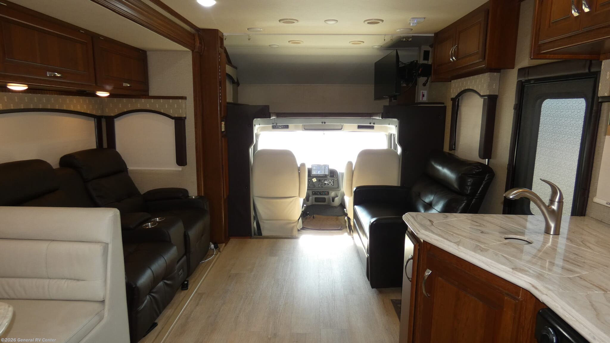 Used 2015 Dynamax Corp Force 37FBH available in Ocala, Florida