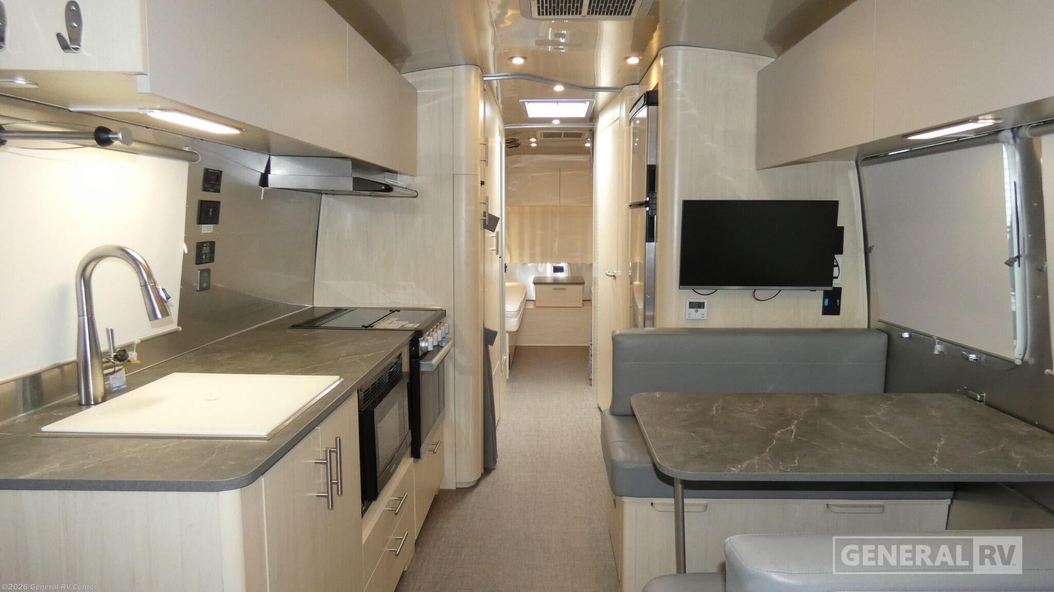 2025 Airstream Flying Cloud 30RB - Used Travel Trailer For Sale by General RV Center in Ocala, Florida