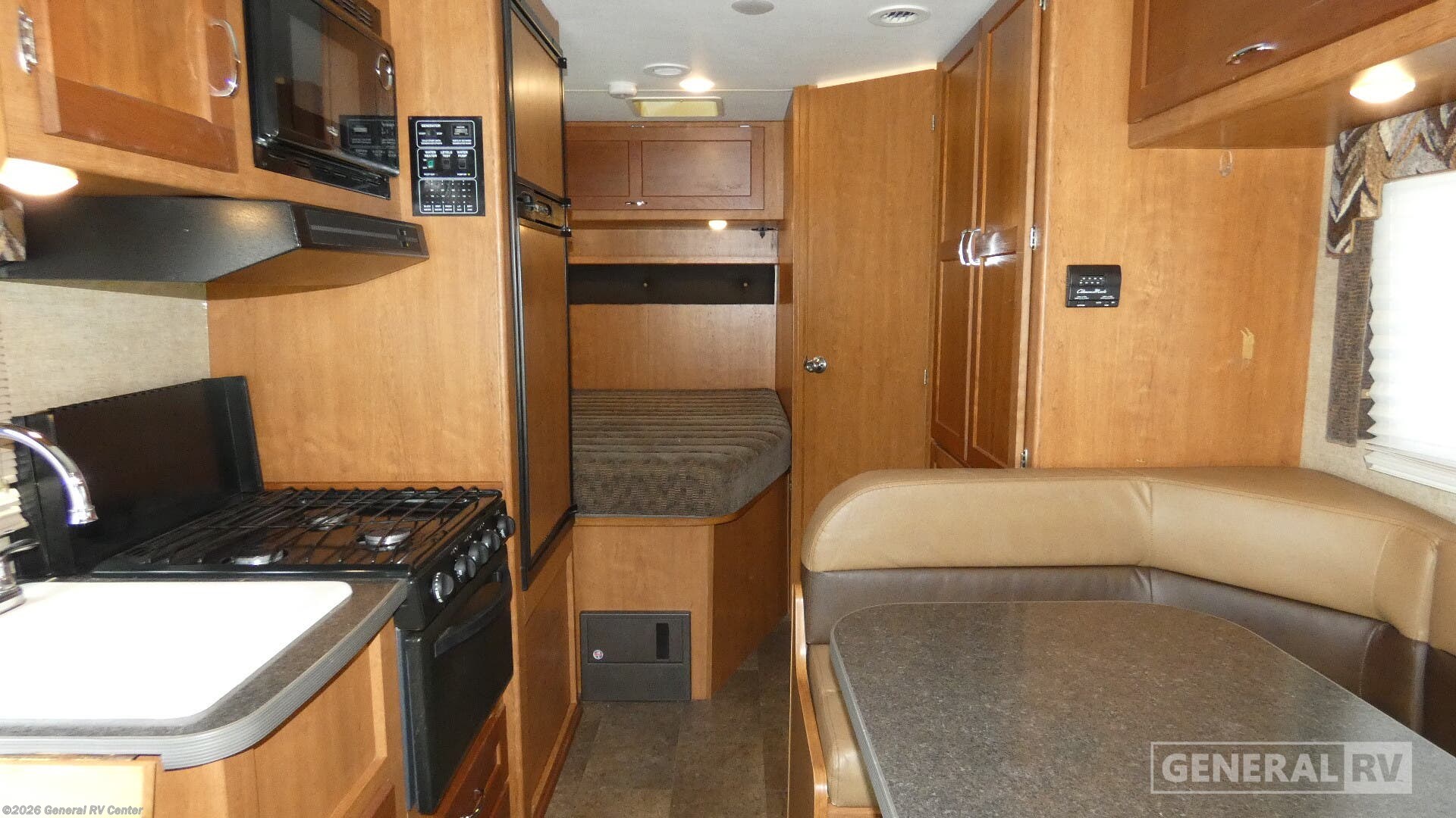 2016 Winnebago Minnie Winnie 22R - Used Class C For Sale by General RV Center in Ocala, Florida