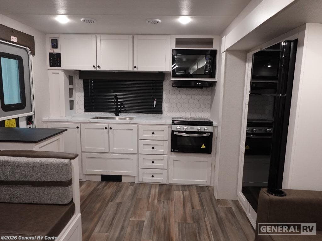 2026 Highland Ridge RANGE LITE 233ML - New Travel Trailer For Sale by General RV Center in Dover, Florida