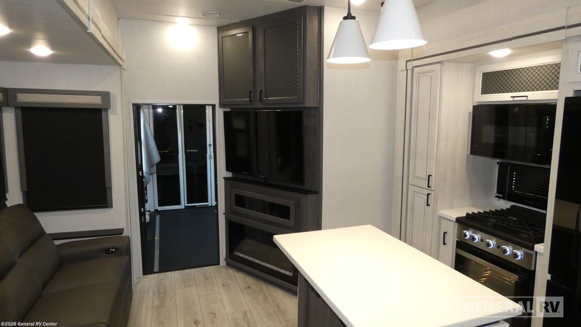 2025 East to West Takoda 350TH - Used Fifth Wheel For Sale by General RV Center in Dover, Florida