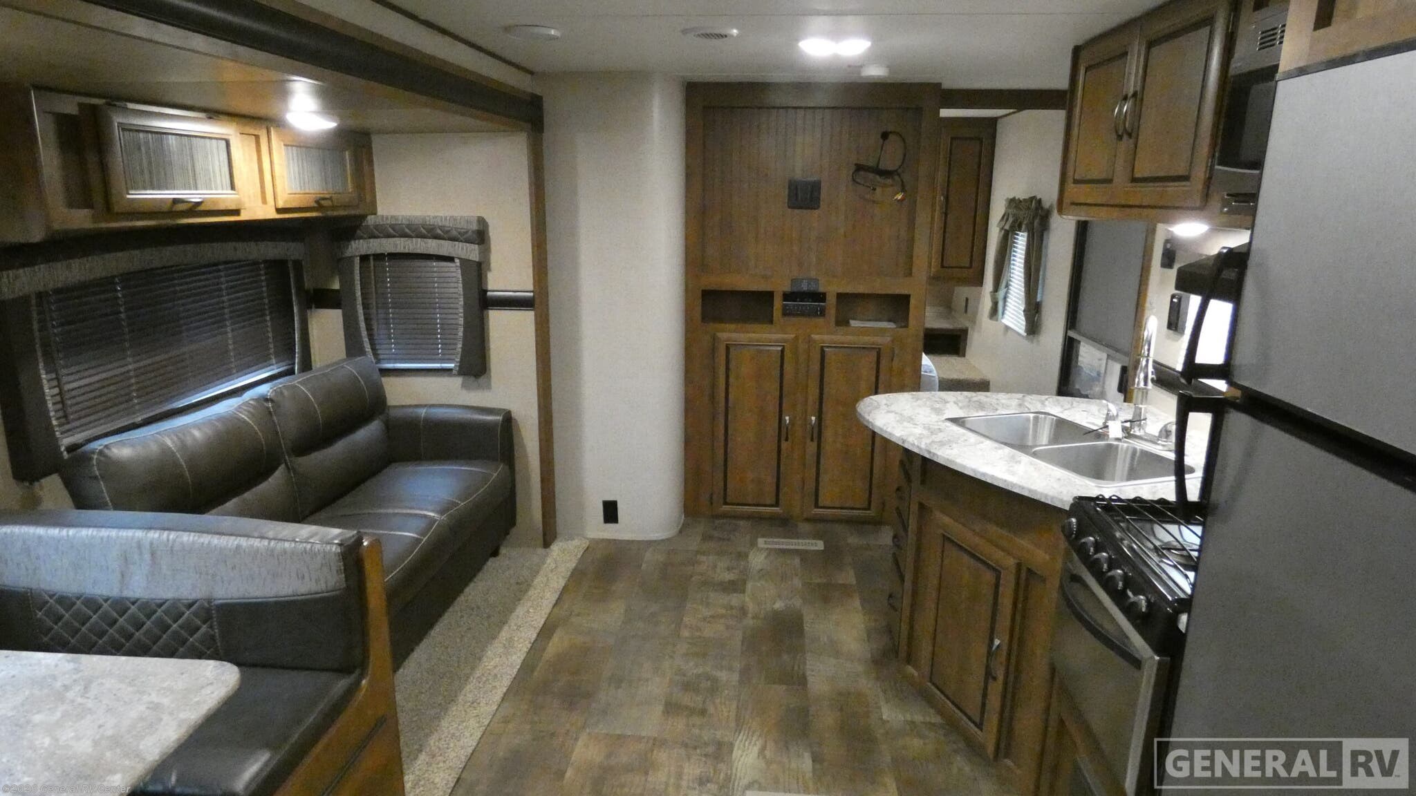 Used 2017 CrossRoads Zinger 28BH available in Ashland, Virginia