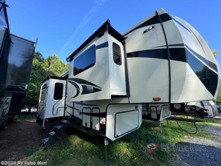 Used 2020 Forest River Cardinal Luxury 370FLX available in Manheim, Pennsylvania