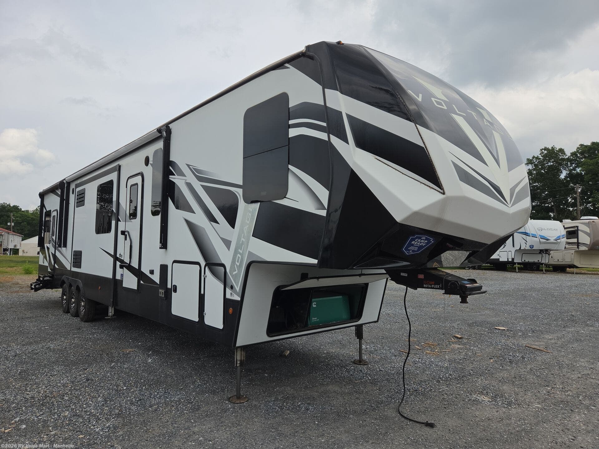 2022 Dutchmen Voltage 4225 - Used Fifth Wheel For Sale by RV Value Mart - Manheim in Manheim, Pennsylvania