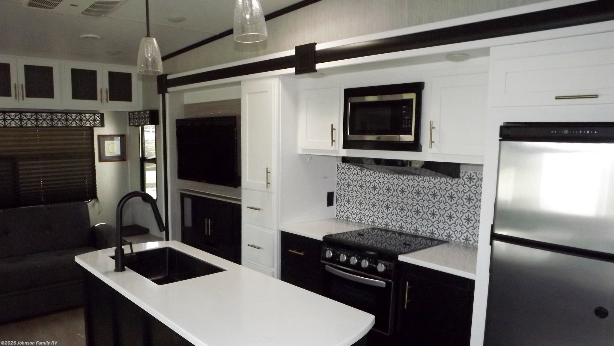 2021 Forest River Wildcat 336RLS - Used Fifth Wheel For Sale by Johnson Family RV in Woodlawn, Virginia features Awning, Water Heater, Stove, Shower, Leveling Jacks