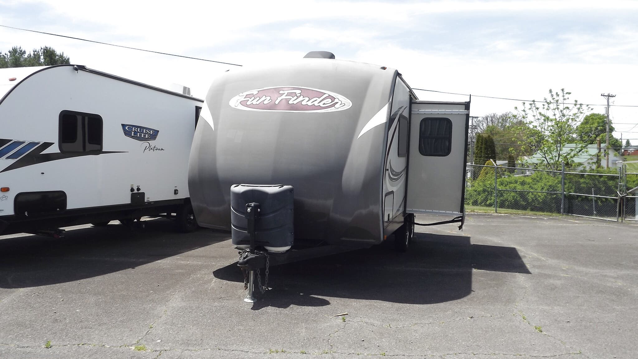 2014 Cruiser RV Fun Finder 210UDS - Used Travel Trailer For Sale by Johnson Family RV in Woodlawn, Virginia features Self Contained, Refrigerator, Slideout, Microwave, Awning