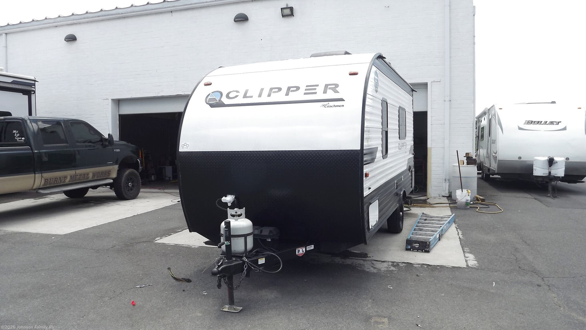 2021 Coachmen Clipper 17fq - Used Travel Trailer For Sale by Johnson Family RV in Woodlawn, Virginia features Stereo System, Awning, Air Conditioning, Queen Bed, Medicine Cabinet