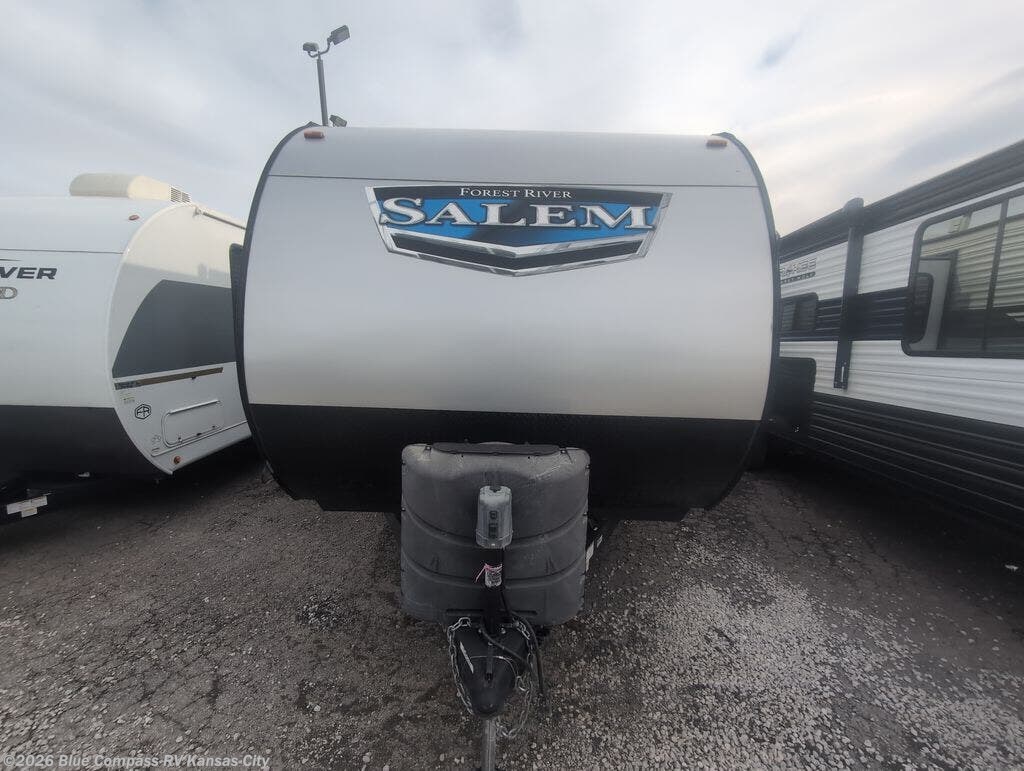 Used 2022 Forest River Salem 26dbud available in Grain Valley, Missouri