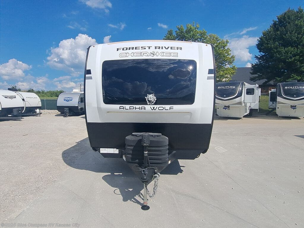 2025 Forest River Cherokee Arctic Wolf 26RL - Used Fifth Wheel For Sale by Blue Compass RV Kansas City in Grain Valley, Missouri