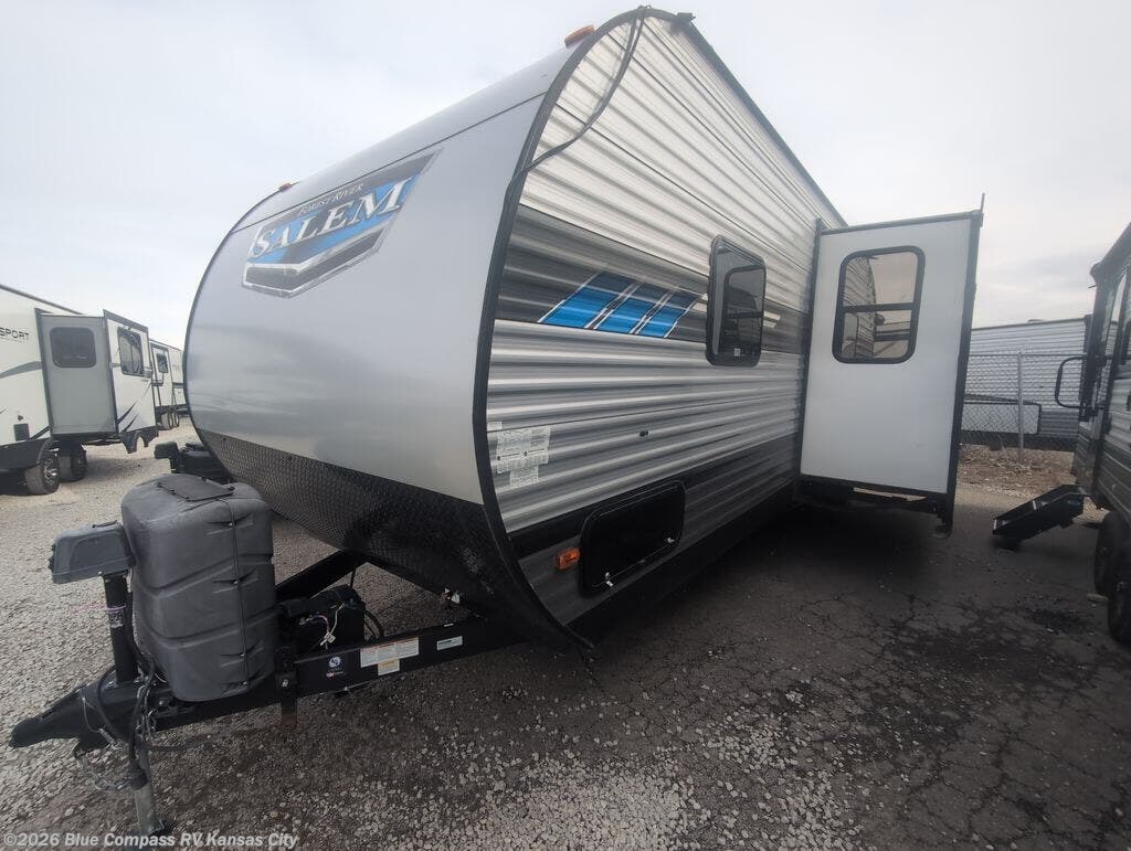 Used 2022 Forest River Salem 26DBUD available in Grain Valley, Missouri