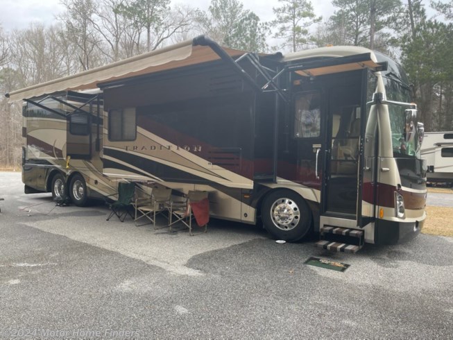 2008 American Coach American Tradition 42F - Used Diesel Pusher For Sale by Motor Home Finders in Mt. Juliet, Tennessee features Roof Vents, Fire Extinguisher, Hide-A-Bed, Ceiling Fan, Automatic Leveling Jacks