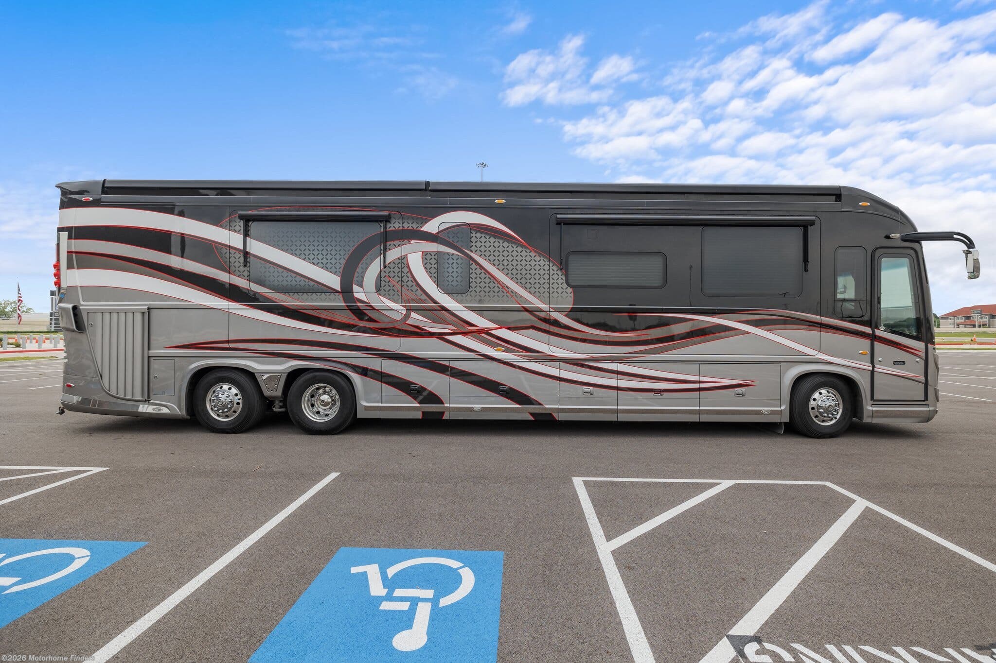 2015 Newell 2020P 605 HP Cummins X15, Quad Slide, Bath and a Half RV