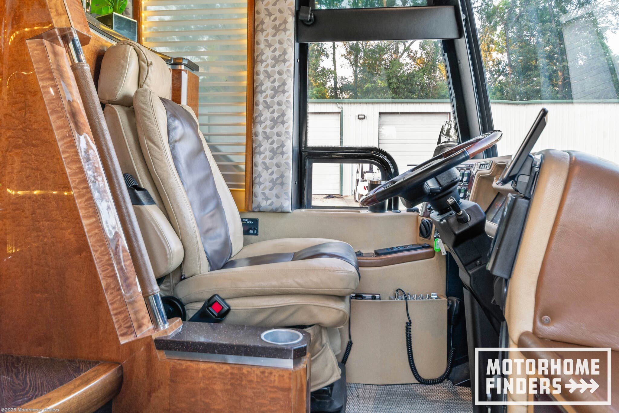 Used 2007 Liberty Coach Elegant Lady Platinum Edition, Double Slide available in Bryant, Arkansas