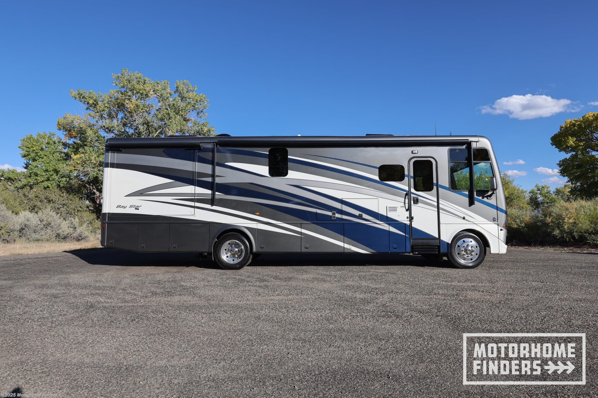 2020 Newmar Bay Star 3401 - Used Class A For Sale by Motorhome Finders in Cortez, Colorado features Power Roof Vent, Water Heater, 6-Way Power Driver&#39;s Seat, Residential Refrigerator, Ladder