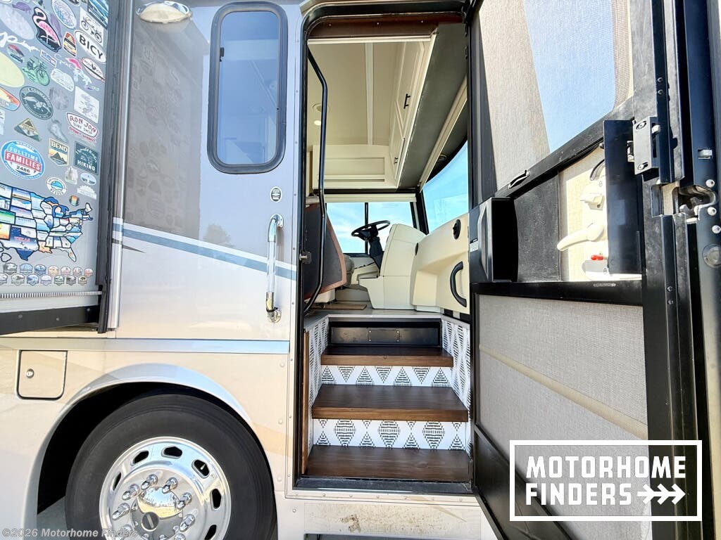 2014 Itasca Solei 38R - Used Diesel Pusher For Sale by Motorhome Finders in Freeport, Florida features Full Body Paint, Day/Night Shades, Kitchen Sink, Bunkhouse, Fireplace