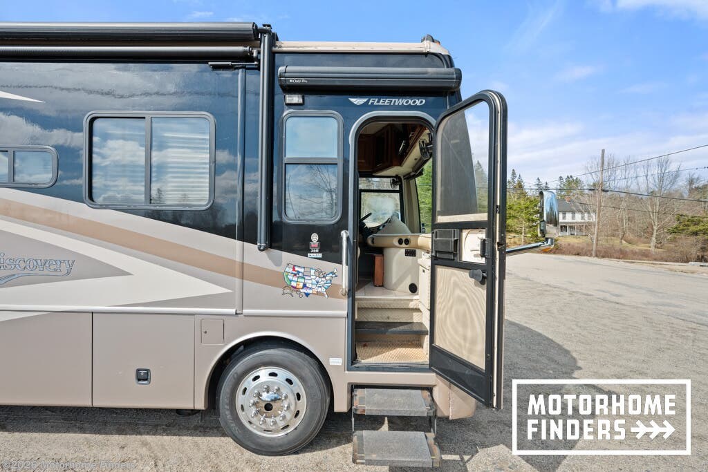 2008 Fleetwood Discovery 39R - Used Diesel Pusher For Sale by Motorhome Finders in Sullivan, Maine features Stove, Non-Smoking Unit, Alloy Wheels, Awning, External Shower
