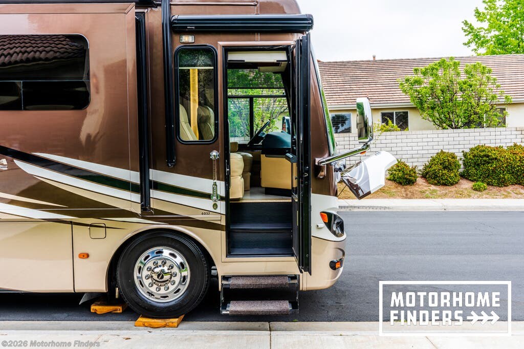 2014 Newmar Ventana 4037 - Used Diesel Pusher For Sale by Motorhome Finders in Temecula, California features Stove, Backup Monitor, Air Conditioning, Keyless Entry, Awning