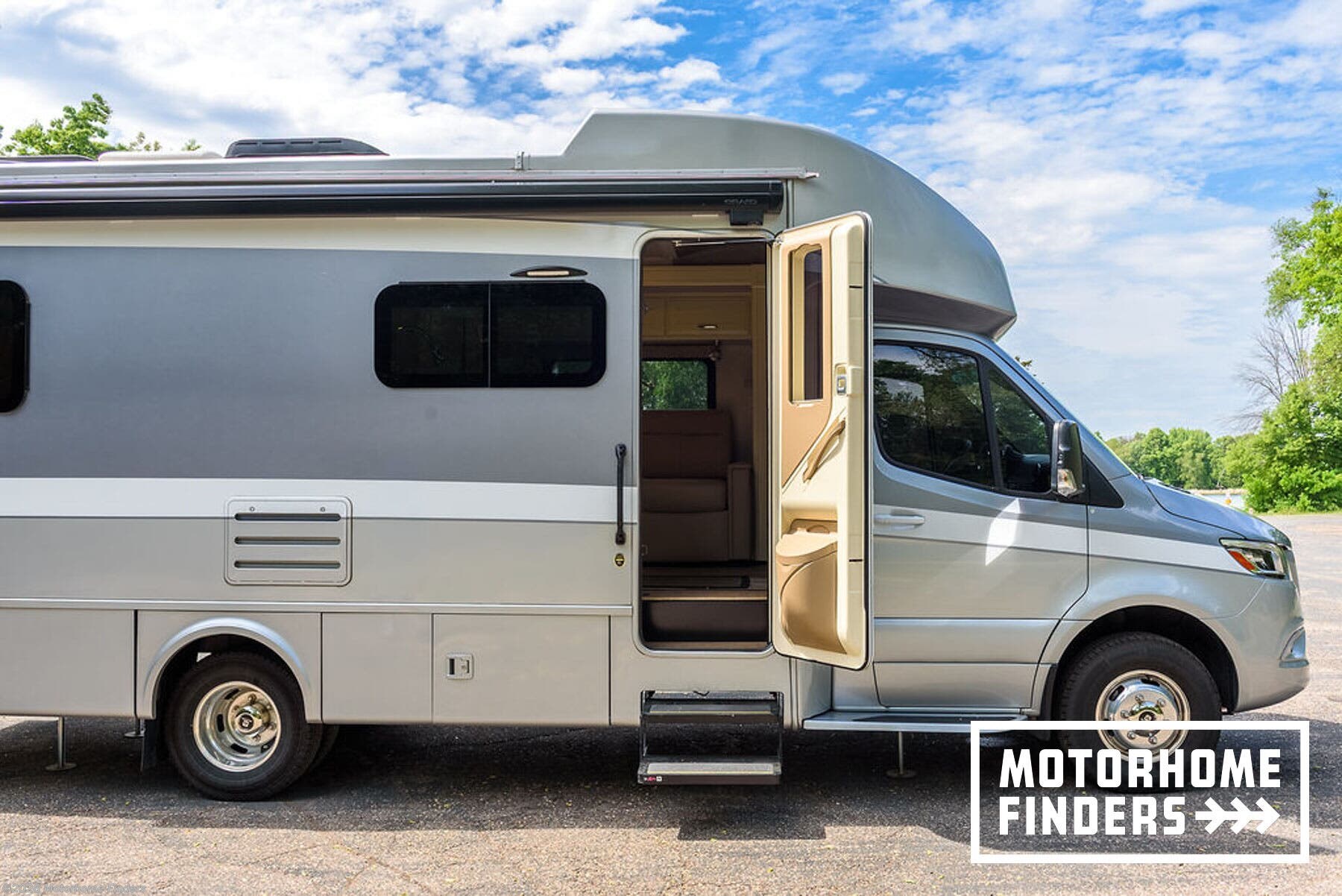 2021 Tiffin Wayfarer 25SW - Used Class C For Sale by Motorhome Finders in Oak Grove, Minnesota features Shower, Fiberglass Sidewalls, Roof Vent, GPS Navigation, Stove
