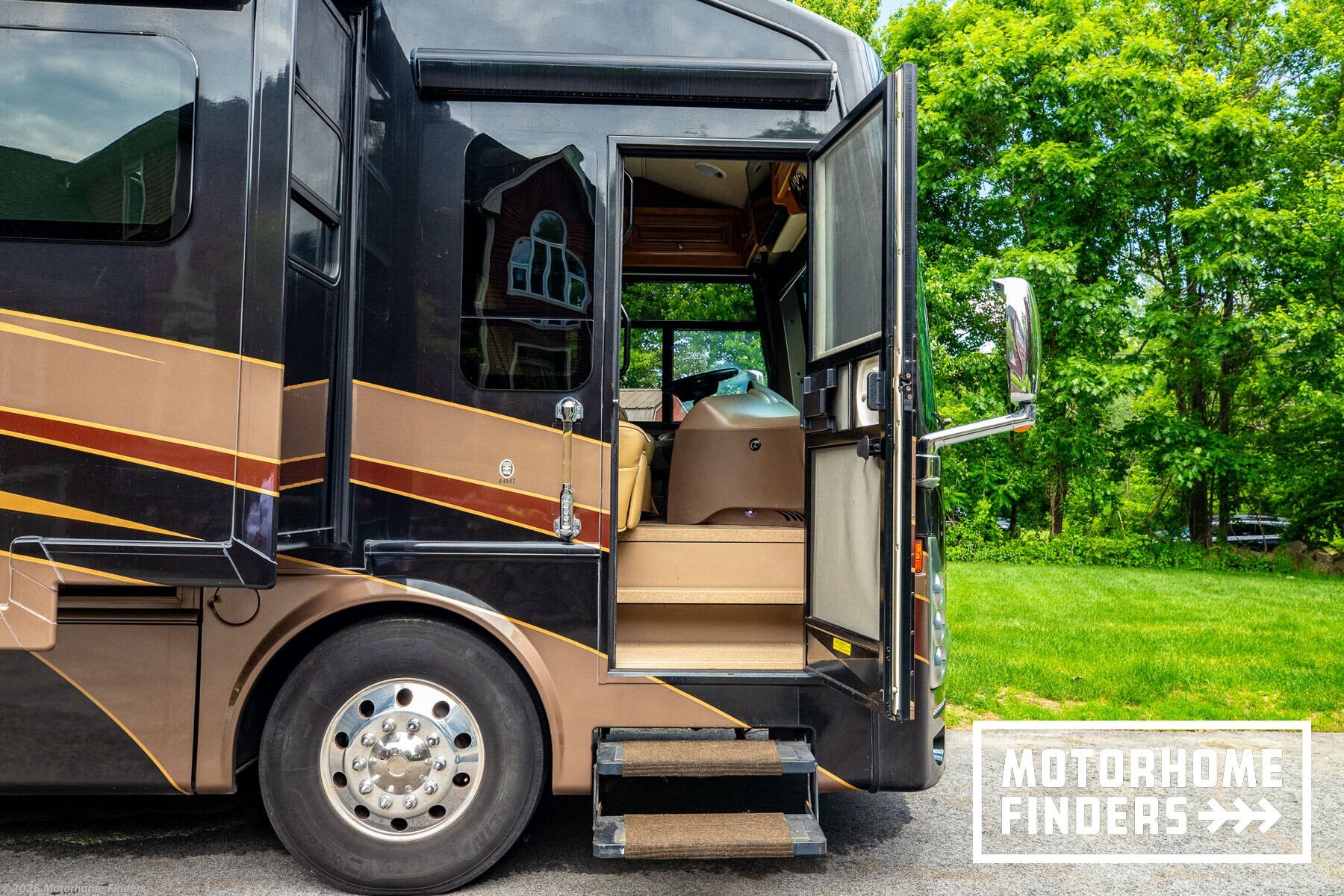 2015 Thor Motor Coach Tuscany 44MT - Used Diesel Pusher For Sale by Motorhome Finders in Westminster, Massachusetts features Power Entrance Step, Dinette Bed, Skylight, Side View Cameras, Refrigerator