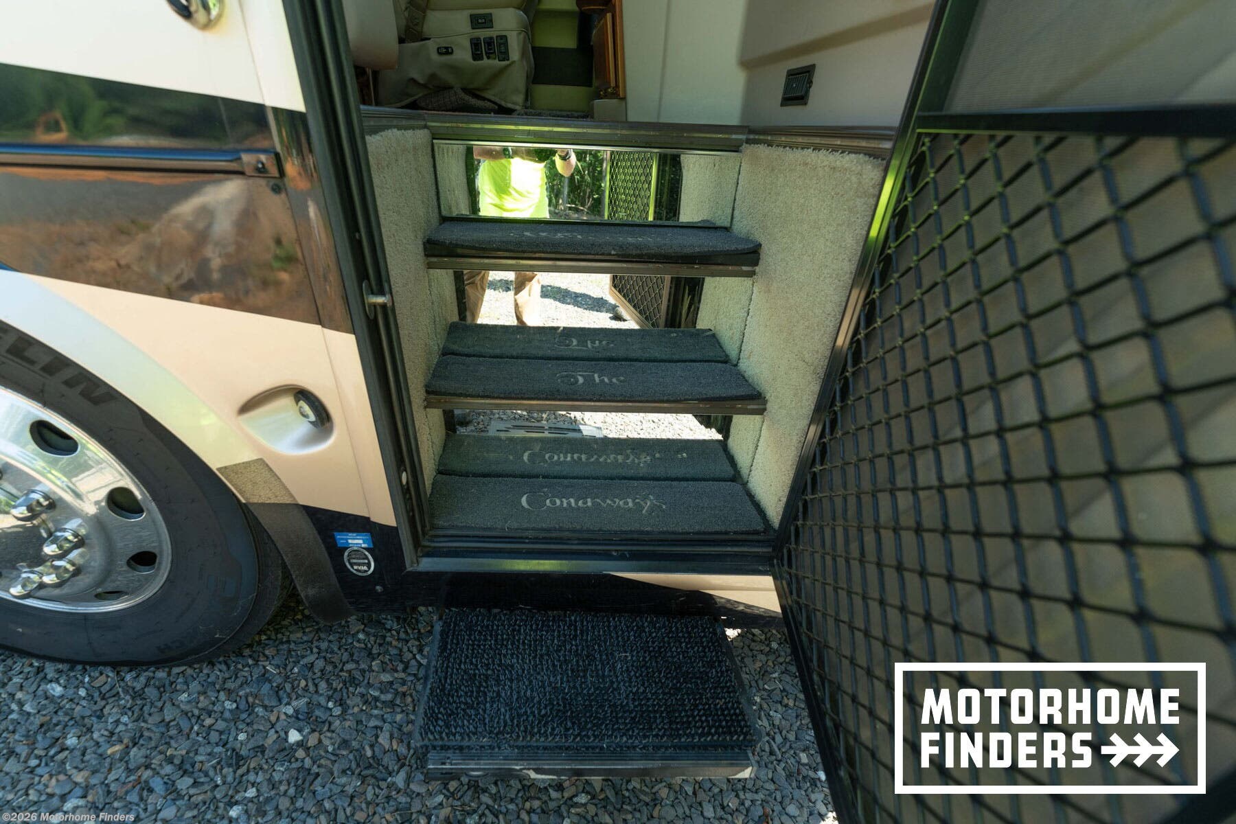 2004 Holiday Rambler Navigator 43 PDQ - Used Diesel Pusher For Sale by Motorhome Finders in Stoneville, North Carolina features Non-Smoking Unit, Roof Vents, Slideout, Day/Night Shades, Sofa Bed