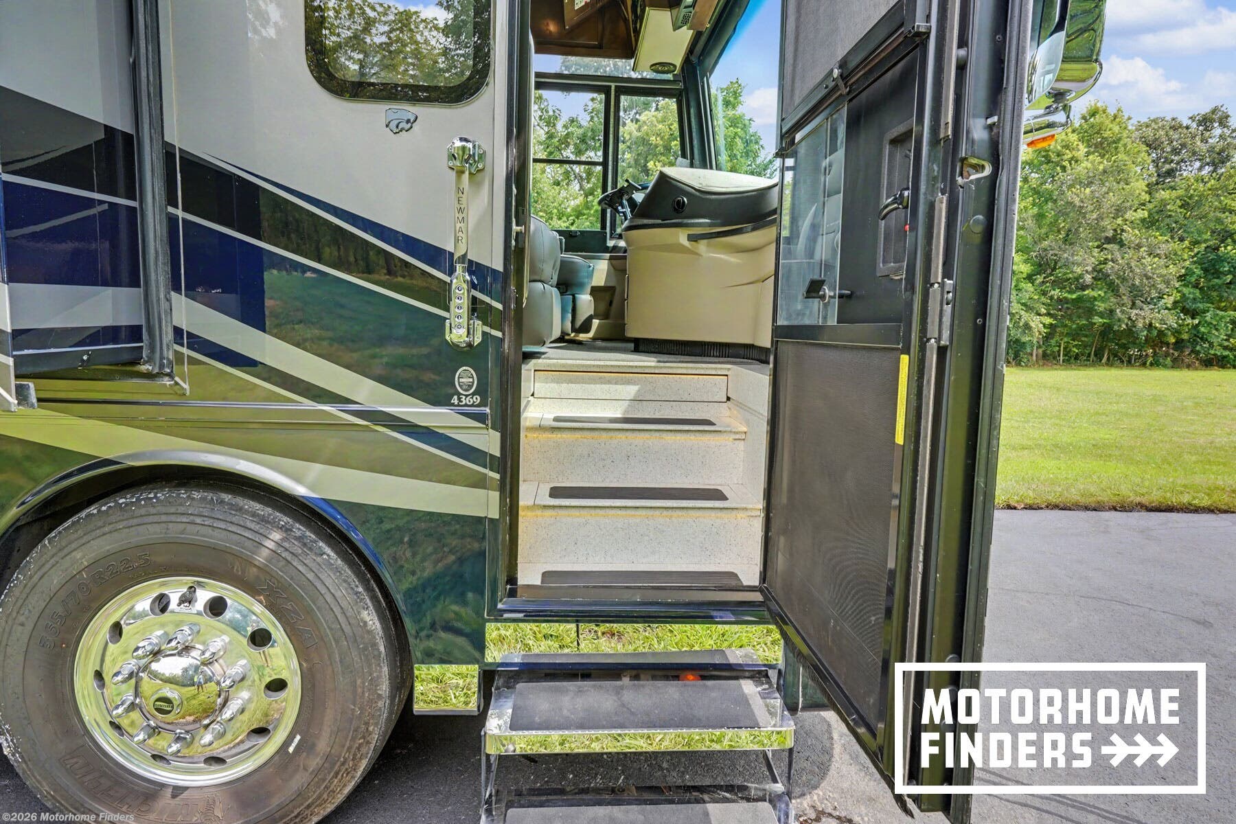 2019 Newmar Dutch Star 4369 - Used Diesel Pusher For Sale by Motorhome Finders in Winterset, Iowa features Screen Door, Custom Paint, King Size Bed, Black Tank Flush, Wi-Fi Range Extender