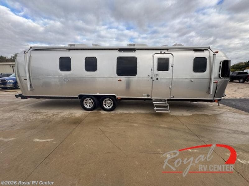 2024 Classic 33FB by Airstream from Royal RV Center in Middlebury, Indiana