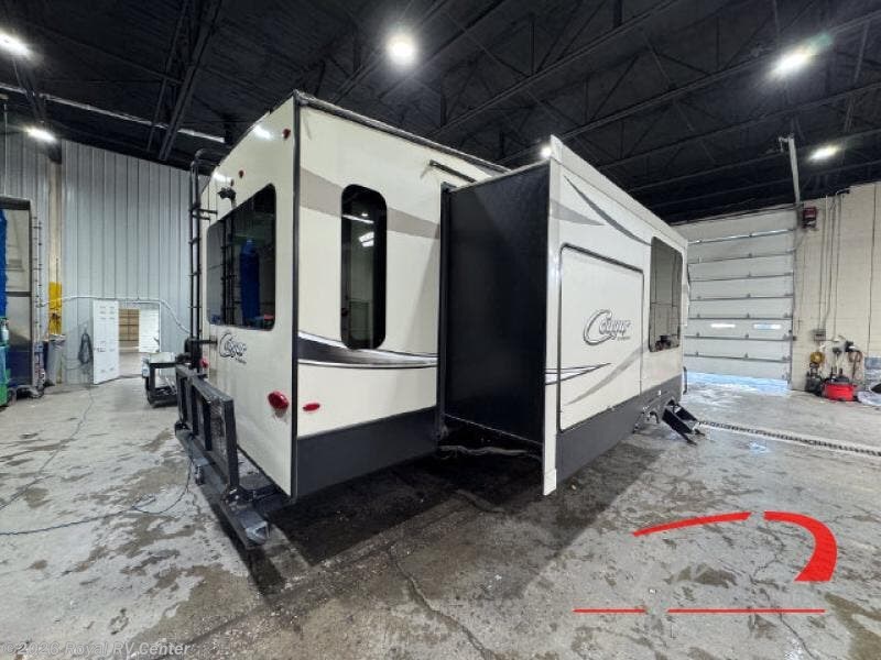 2018 Keystone Cougar Half-Ton Series 327RLK - Used Travel Trailer For Sale by Royal RV Center in Middlebury, Indiana