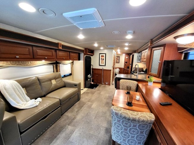 2015 Sunova 33C by Itasca from Roughin