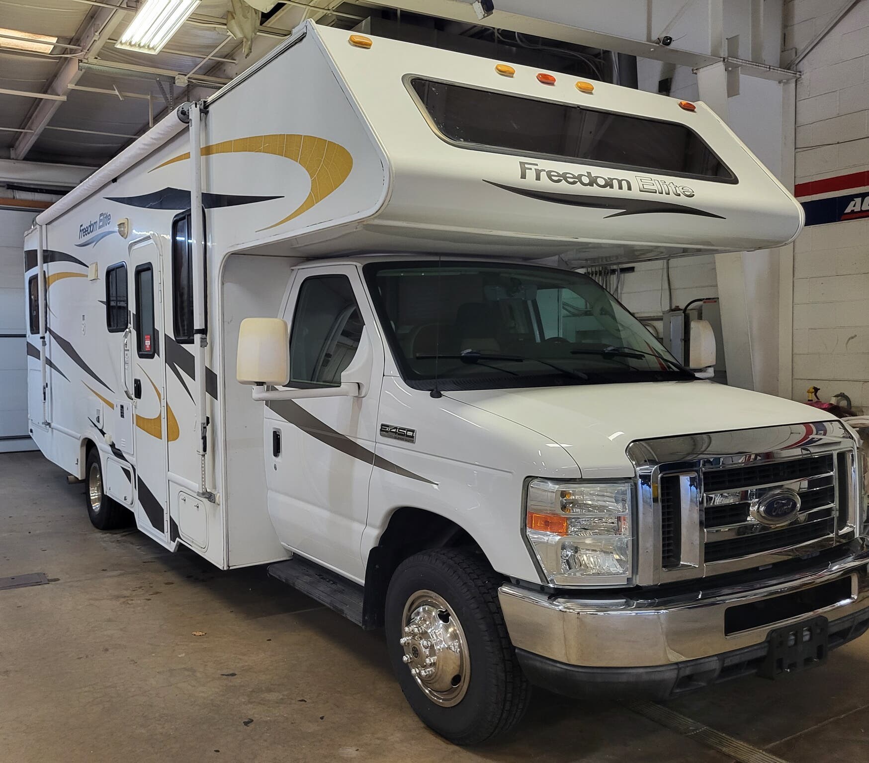 Used 2011 Thor FREEDOM ELITE 26E available in Madison, Ohio