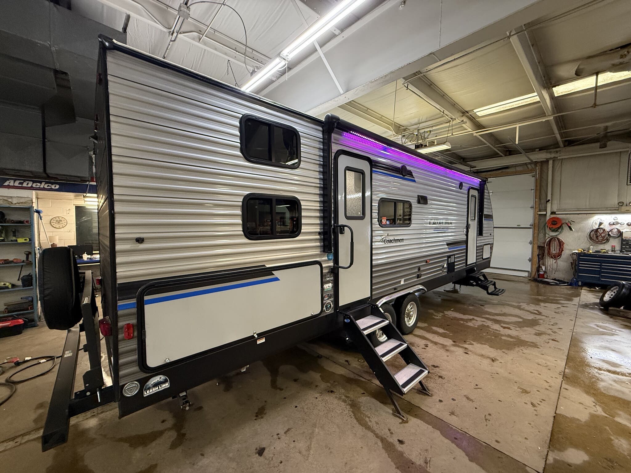 2023 Coachmen Catalina 263BHSCKLE - Used Travel Trailer For Sale by Roughin' It Inc in Madison, Ohio