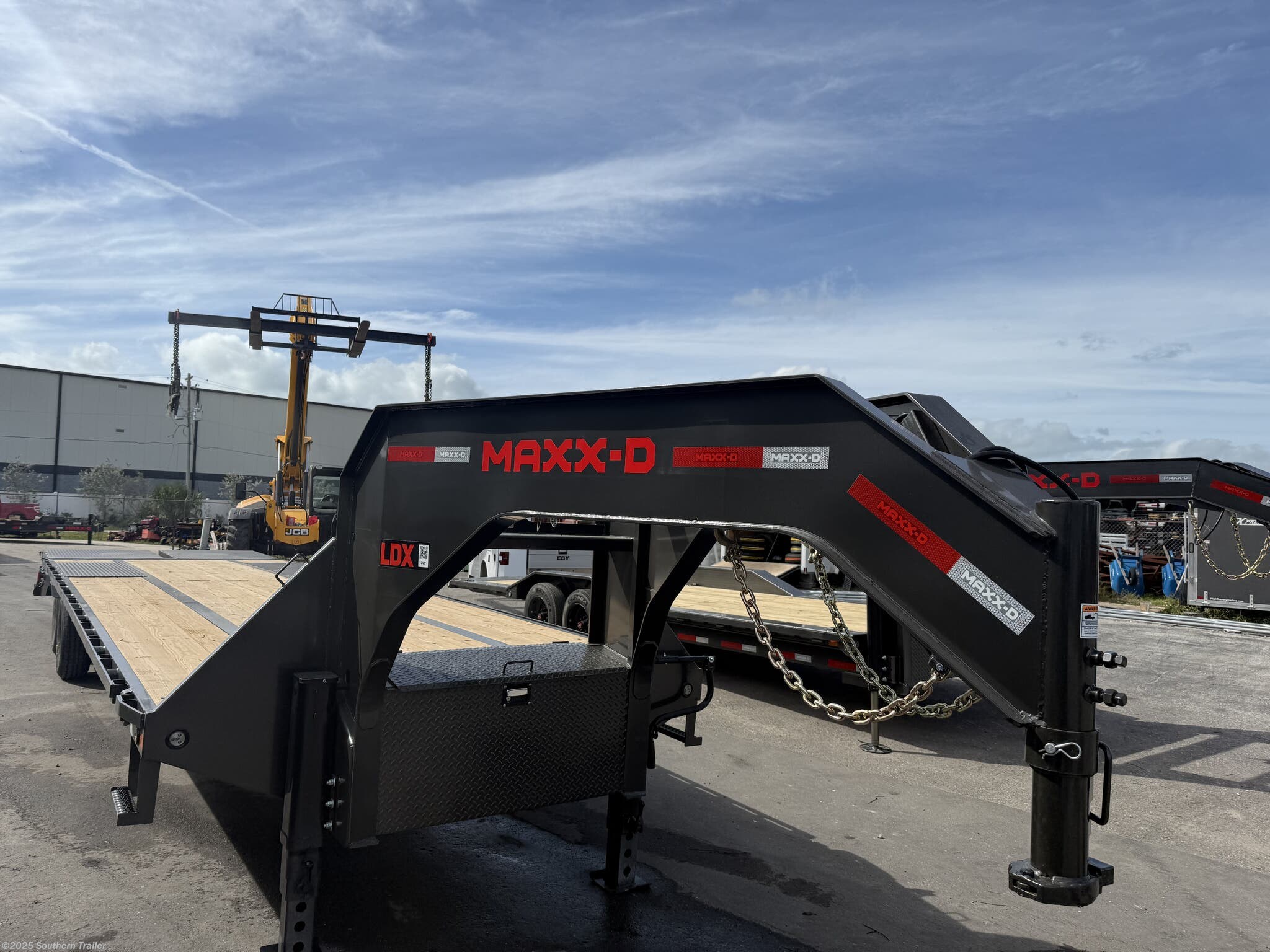 2026 MAXX-D 102X32 Low Pro Gooseneck Flatbed 25.9K GVWR