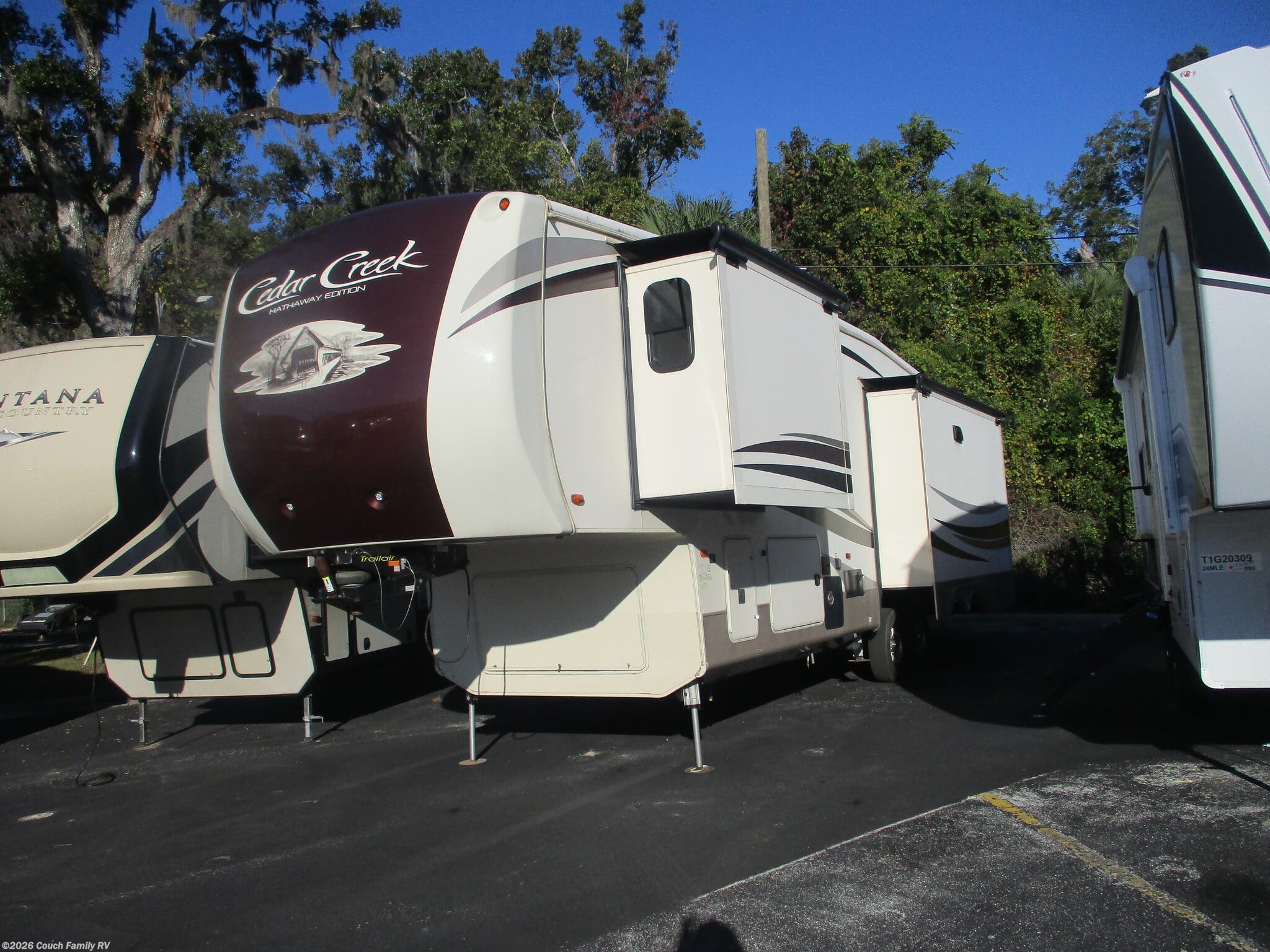 2019 Forest River Cedar Creek Hathaway Edition 34RL2 - Used Fifth Wheel For Sale by Couch Family RV in Cross City, Florida features Microwave, Power Awning, Roof Vents, Non-Smoking Unit, Medicine Cabinet
