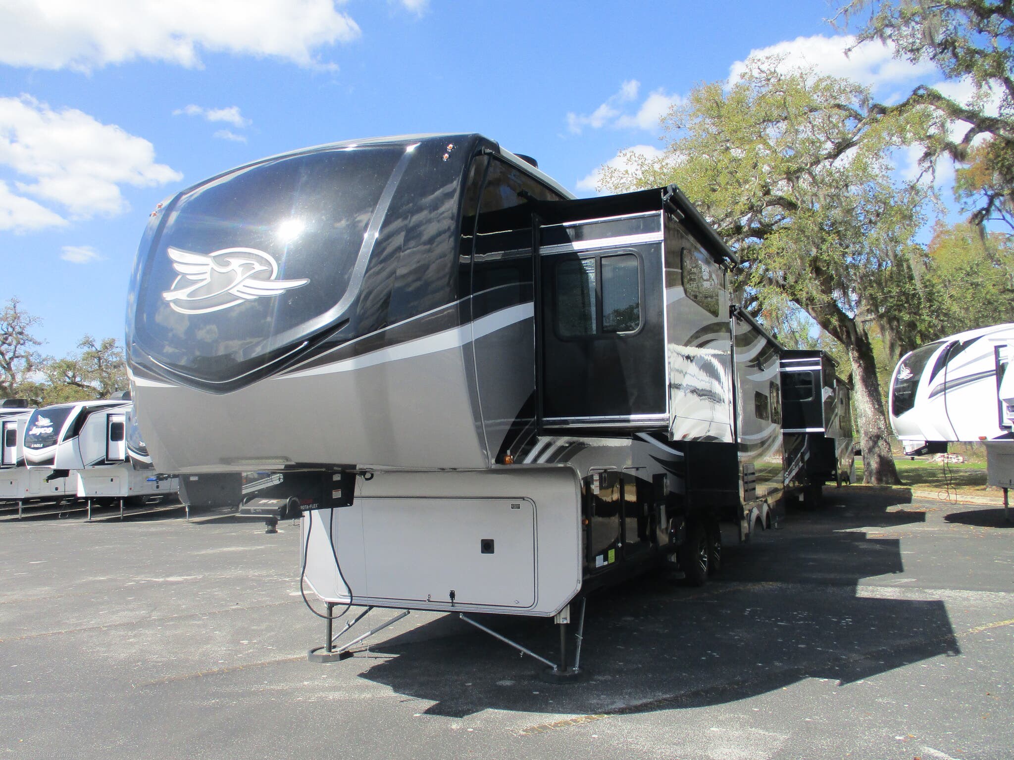 2022 Jayco Pinnacle 32RLTS - Used Fifth Wheel For Sale by Couch Family RV in Cross City, Florida features Shower, Heat Pump, LP Detector, Central Vacuum, Propane