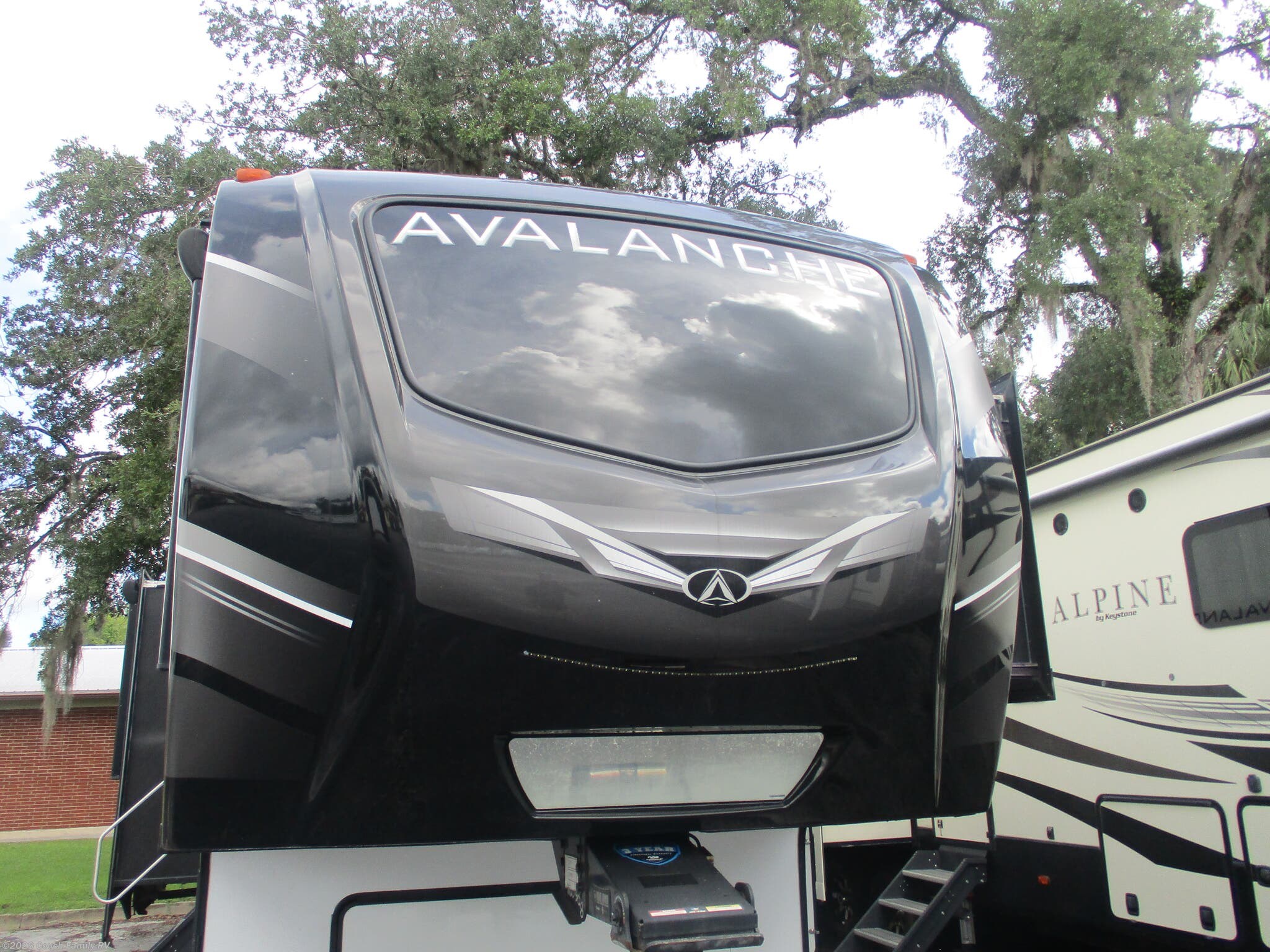 2021 Keystone Avalanche 312RS - Used Fifth Wheel For Sale by Couch Family RV in Cross City, Florida features Shower, Theater Seating, Fireplace, Washer/Dryer Prep, Dinette
