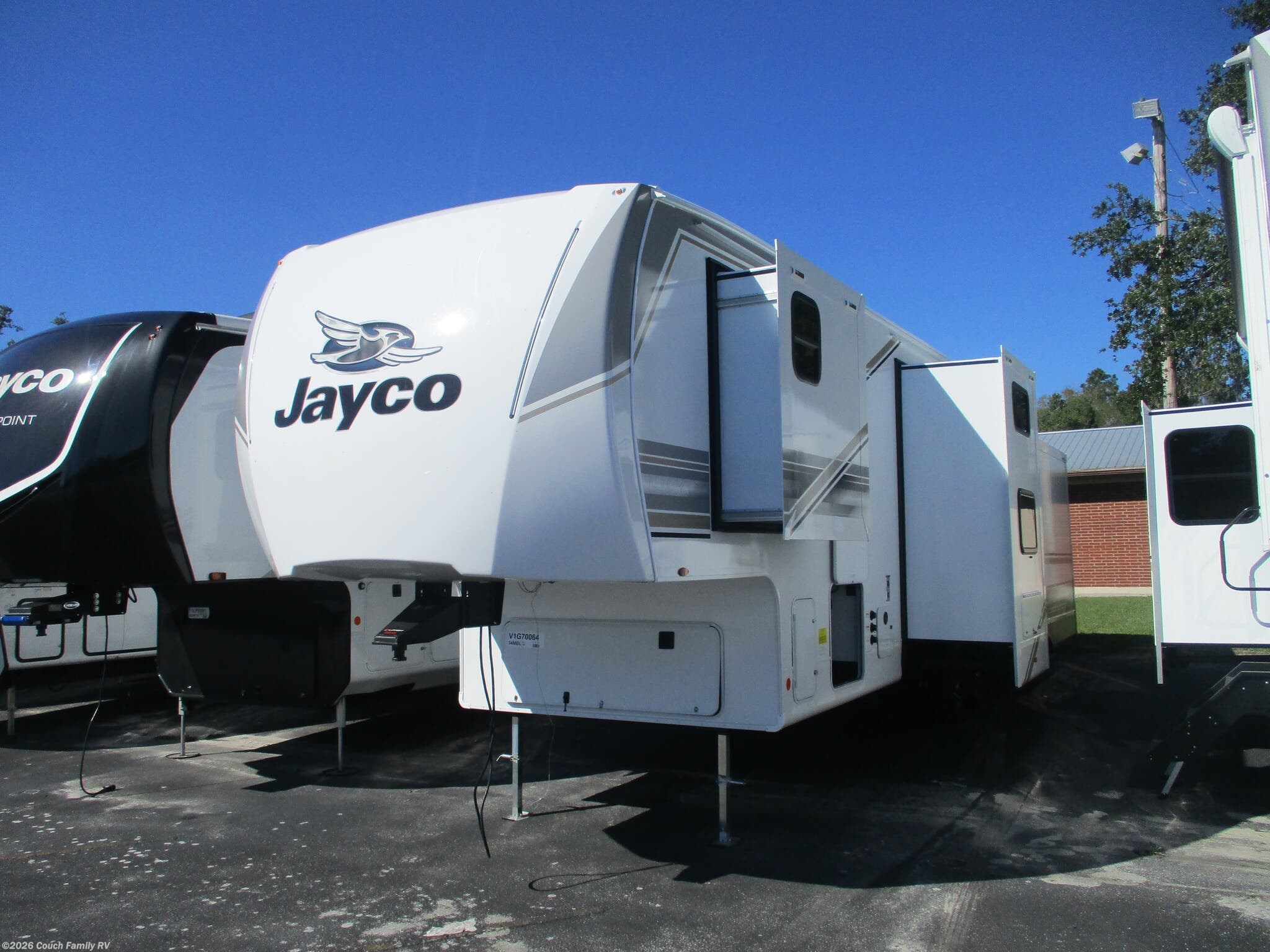 2027 Jayco Eagle SLE 34MBL - New Fifth Wheel For Sale by Couch Family RV in Cross City, Florida features Awning, Insulated, Furnace, Medicine Cabinet, Skylight