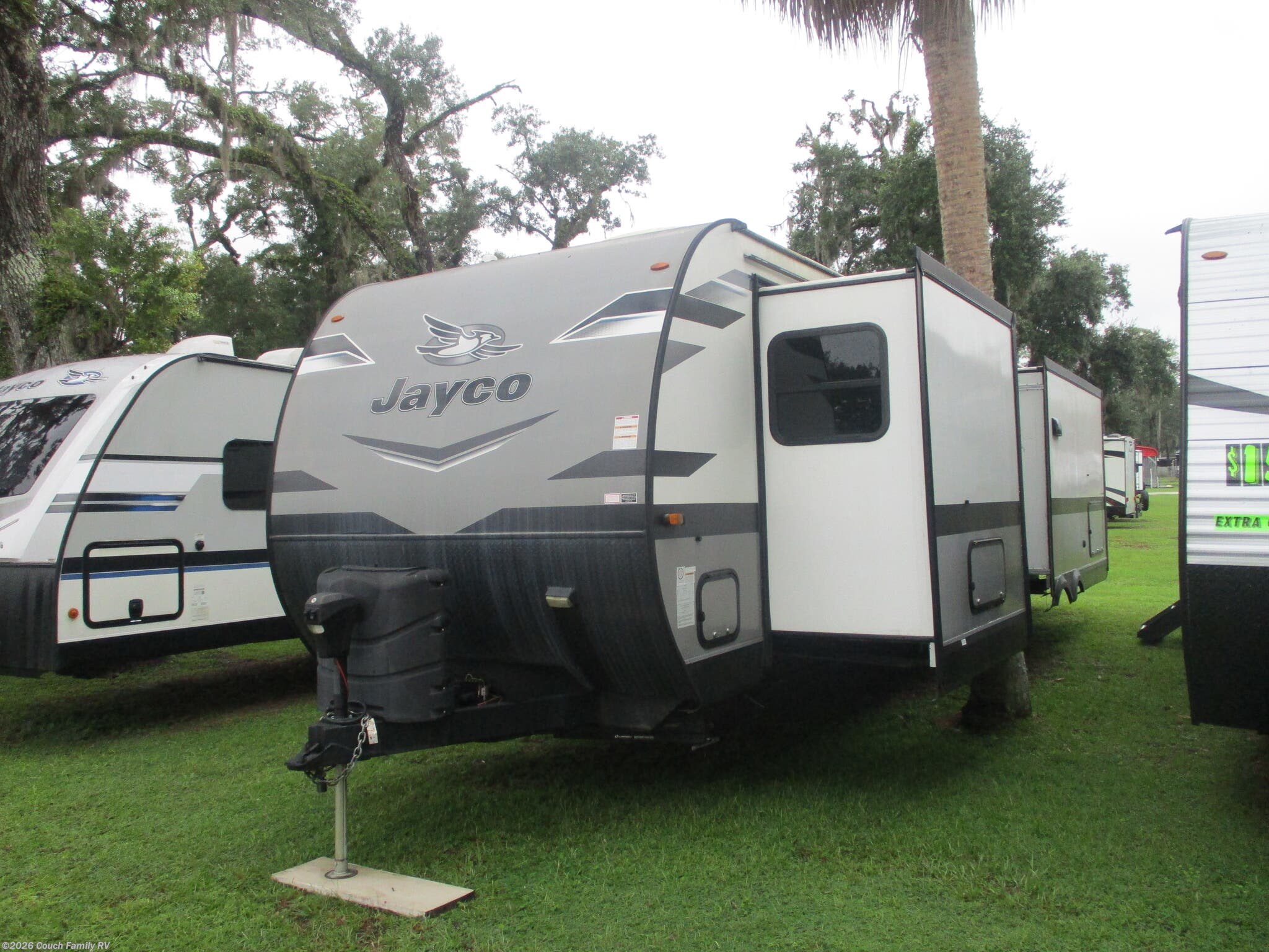 2023 Jayco Jay Flight 34RSBS - Used Travel Trailer For Sale by Couch Family RV in Cross City, Florida features Medicine Cabinet, Skylight, TV, Black Tank Flush, Slideout