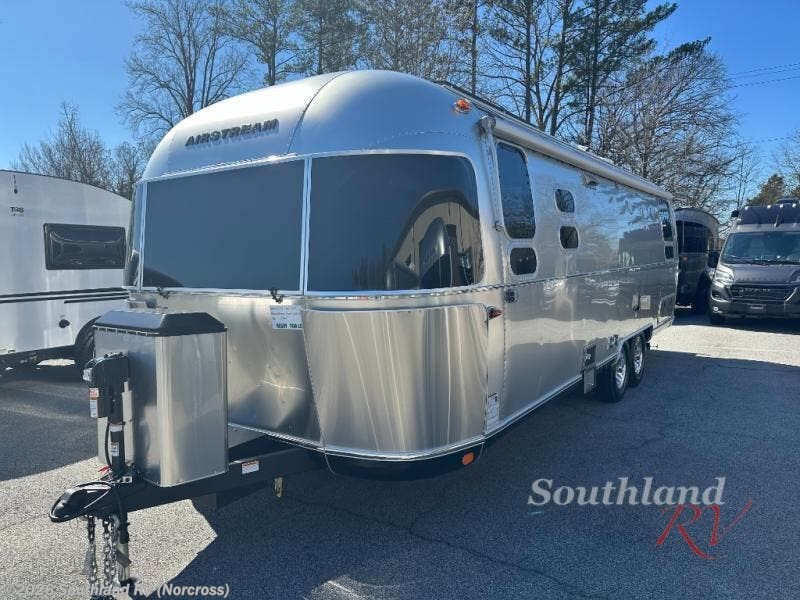 New 2026 Airstream Classic 28RB Twin available in Norcross, Georgia
