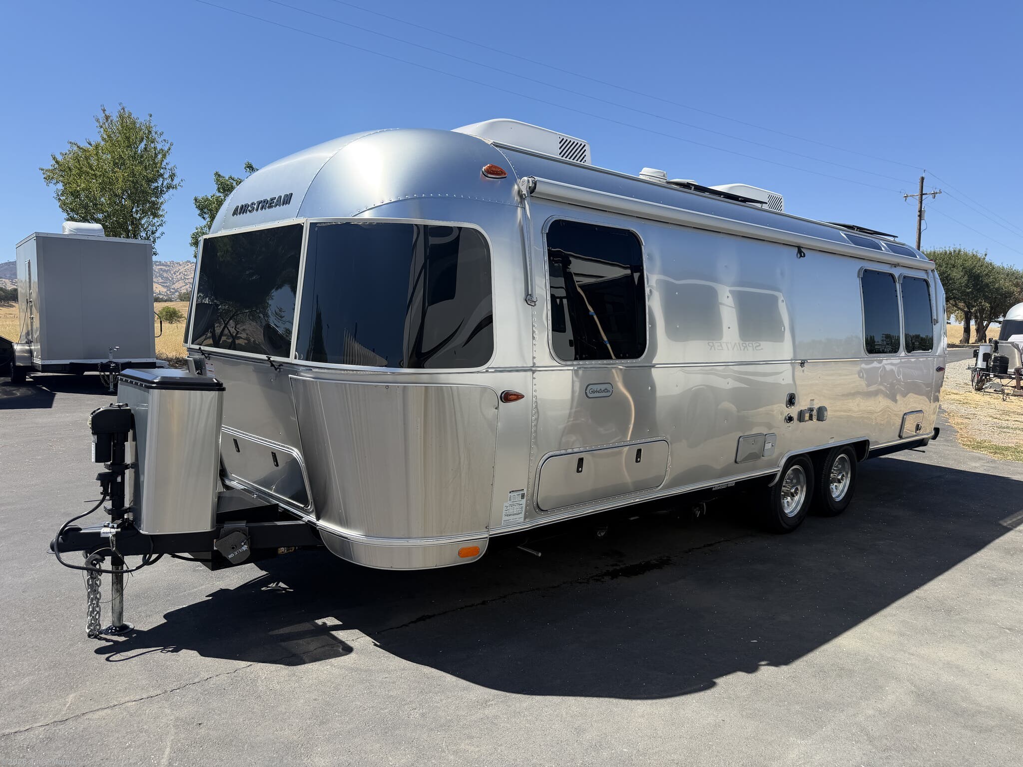 2023 Airstream Globetrotter 27FB - Used Travel Trailer For Sale by A to Z Motors in Winters, California features Heated Underbelly, Roof Vent, Insulated, Toilet, Dinette
