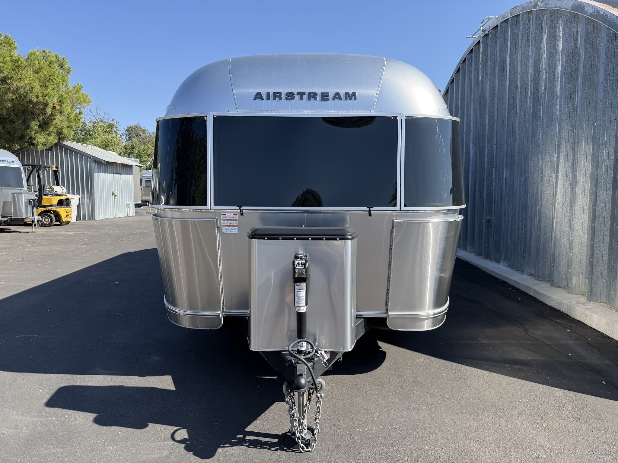 2023 Airstream Flying Cloud 25RB - Used Travel Trailer For Sale by A to Z Motors in Winters, California features Insulated, TV, Heat Pump, Shower, Inverter