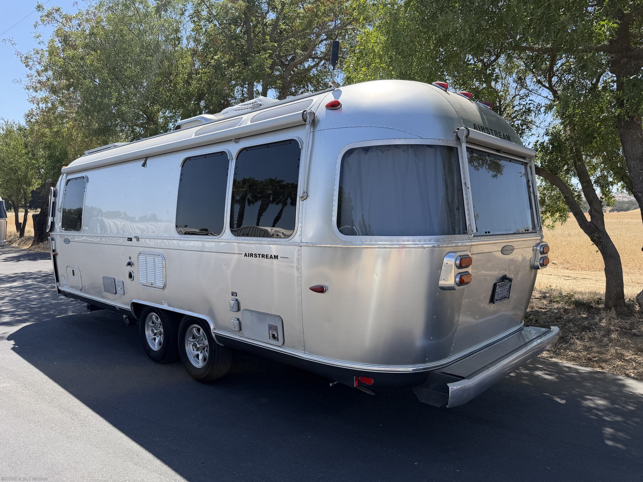 2014 Airstream Flying Cloud 25FB - Used Travel Trailer For Sale by A to Z Motors in Winters, California
